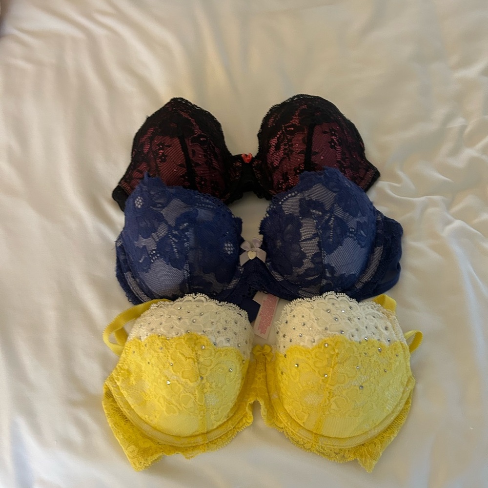 Beautiful like new Victoria’s Secret bras size 36B